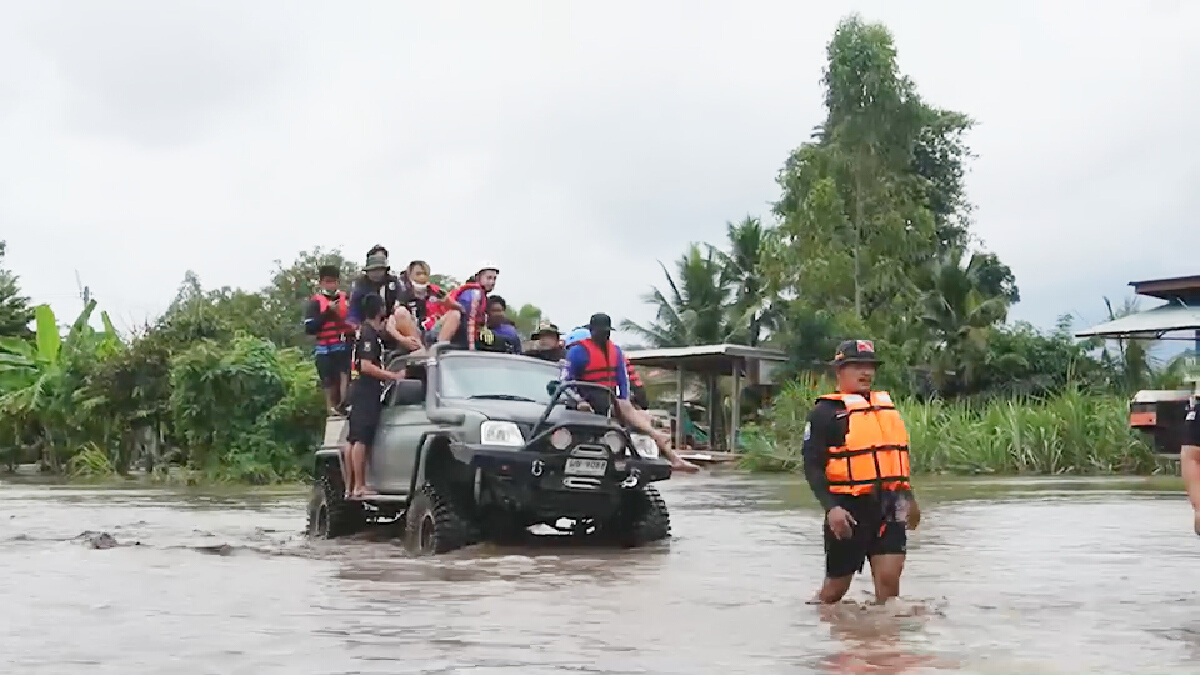 น้ำป่าทะลักติดอยู่ในบ้านเพียบ-ข้าวของจมน้ำ