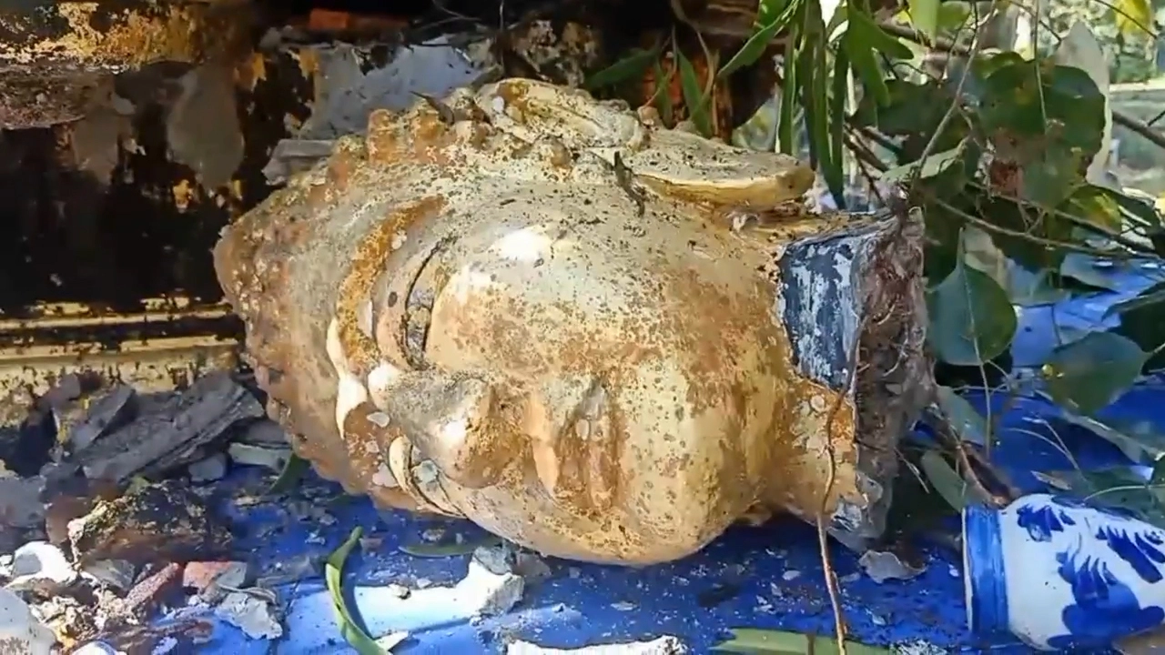 ระทึก! ฝนตกลมแรงพัดต้นโพธิ์ 100 ปี ทับองค์พระเศียรขาด