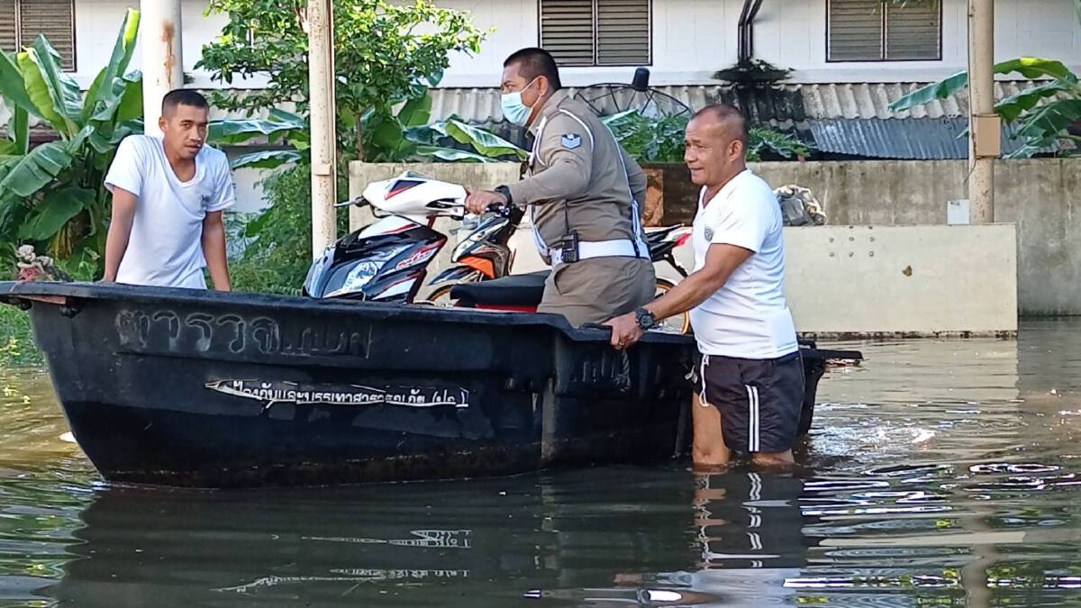 พิมายอ่วมน้ำทะลักเข้าท่วมเต็มพื้นที่เร่งนำกระสอบทรายกั้น