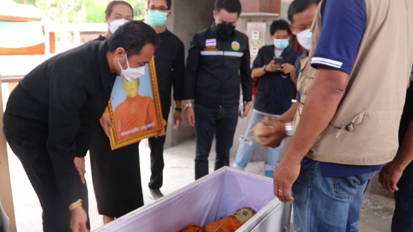 ร่วมเผาศพหลวงตากล้วย อายุ 120 ปี ตามความเชื่อโบราณ