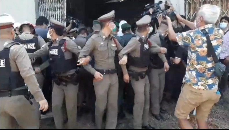 ชุลมุน! ชาวบ้านแห่รุมประชาทัณฑ์ผู้ต้องหาฆ่าปาดคอสาวรง. ต้องยกเลิกการทำแผน