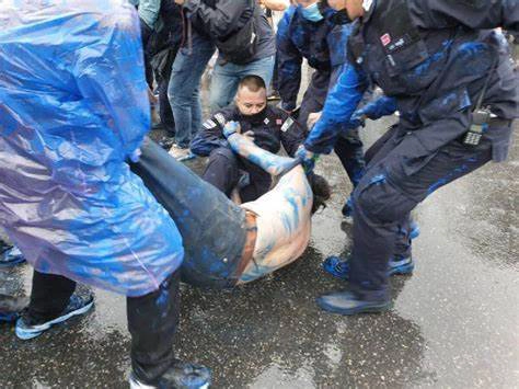 17 โจ๋ ม็อบเยาวชนปลดแอกรอดคุกคดีสาดสีใส่เจ้าหน้าที่