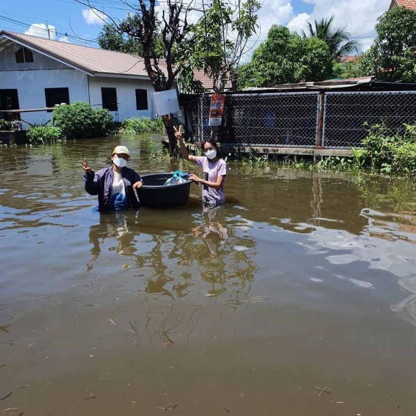 “เมย์ บัณฑิตา”เผยภาพลุยน้ำท่วม จ. ชัยภูมิ ห่วงพ่อและยายที่ป่วยติดเตียง