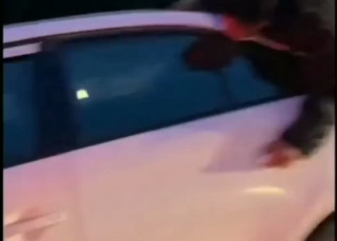 แชร์สนั่น! หนุ่มวิญญาณสไปเดอร์แมนกระโดดเกาะรถง้อสาวกลางถนน