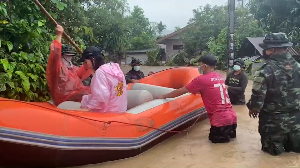 น้ำป่าถล่ม"อุ้มผาง"เร่งขนย้ายชาวบ้าน