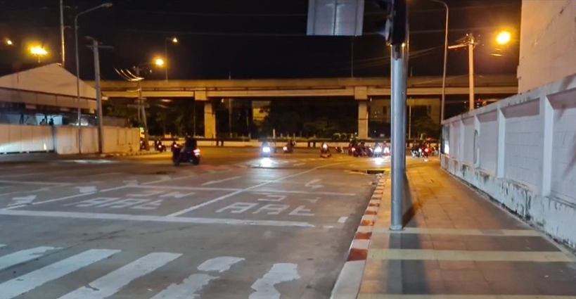 ม็อบทะลุแก๊สป่วนรายวัน รวมตัวจุดประทัด - เผายางรถ ป่วน คฝ. ที่ซอยมิตรไมตรี