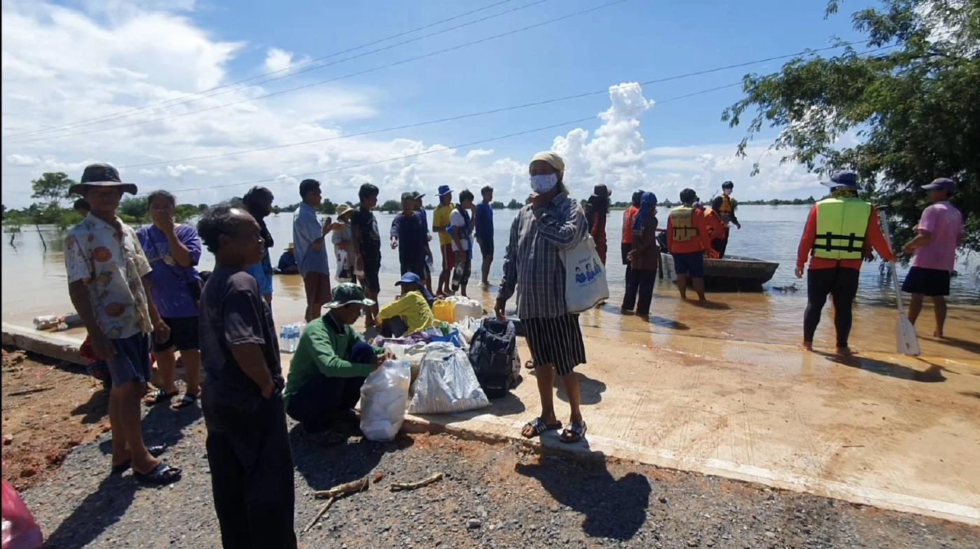 น้ำทะลักโนนสูงชาวบ้านนอนเต็นท์ริมถนน100ครอบครัวถูกน้ำล้อม