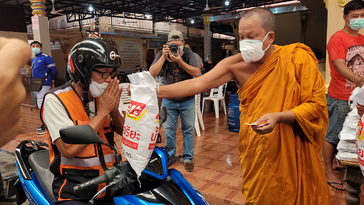 พระครูแจ้ ทำบุญครั้งใหญ่ควักเงิน 300,000 บาทแจกวินจยย.กระทบโควิด-19