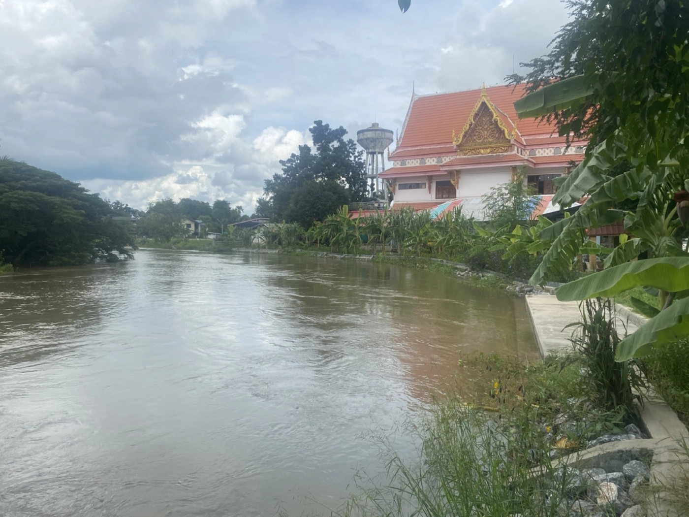 ชาวบ้านลำเชิงไกรอ่วมน้ำ2สายไหลเข้าท่วมบ้าน-ที่นากว่าพันไร่