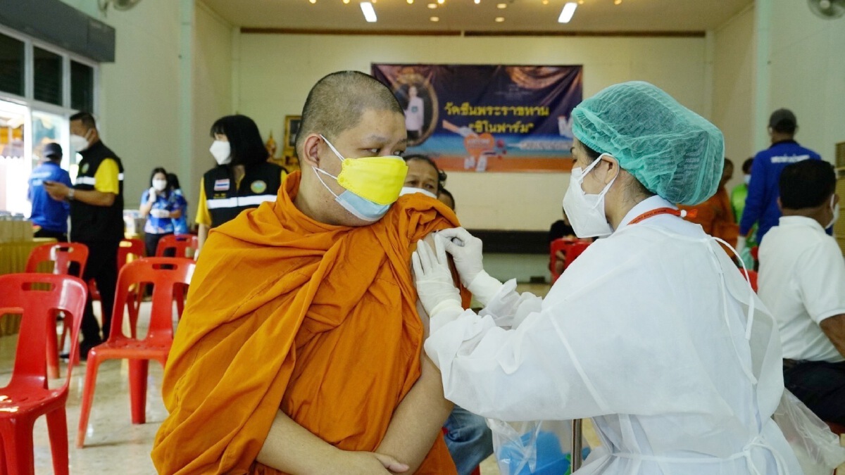 คณะพยาบาลศาสตร์ ราชวิทยาลัยจุฬาภรณ์ ลงพื้นที่ฉีดวัคซีน "ซิโนฟาร์ม"