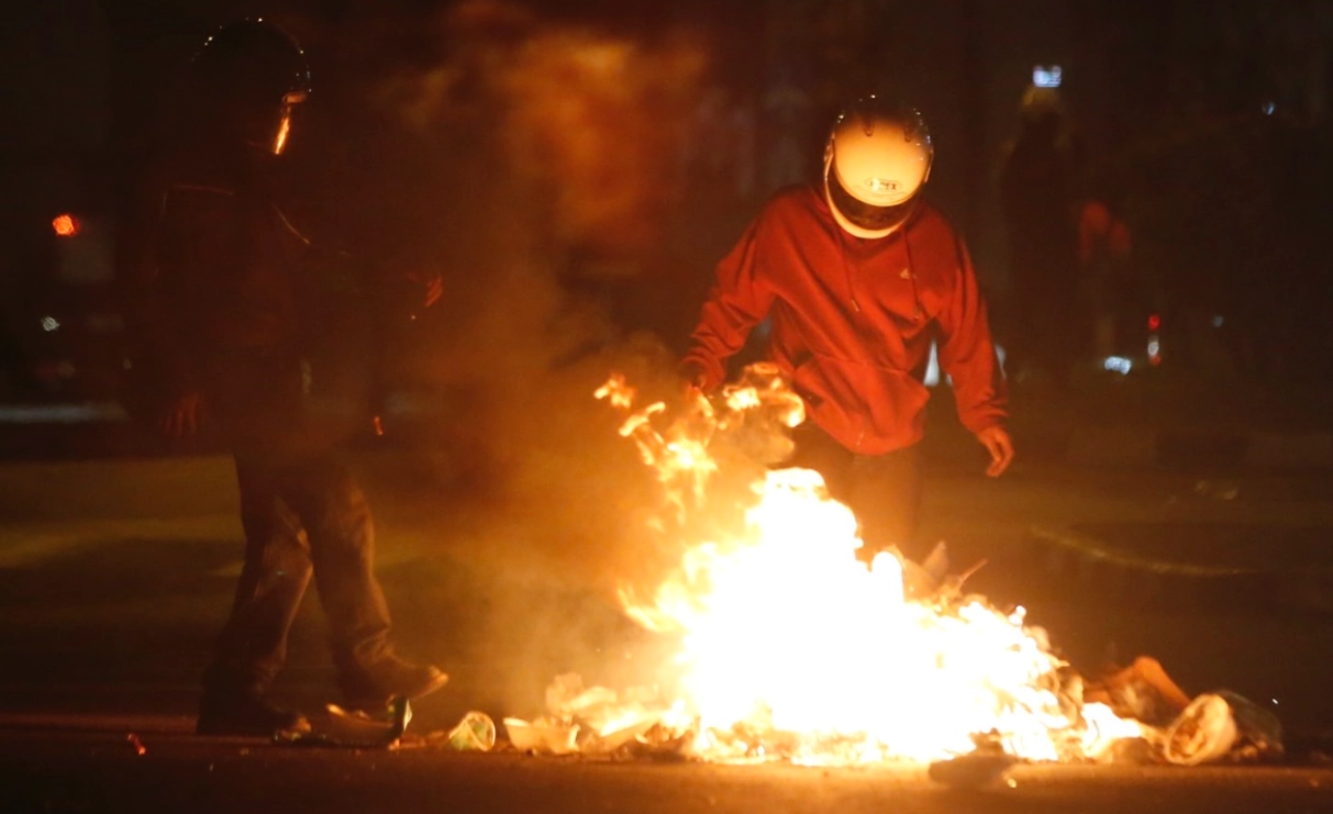 ป่วนตามนัด! ม็อบทะลุแก๊สรวมตัวแยกเหลี่ยมดินแดง ขว้างปาประทัดยักษ์-เผายาง