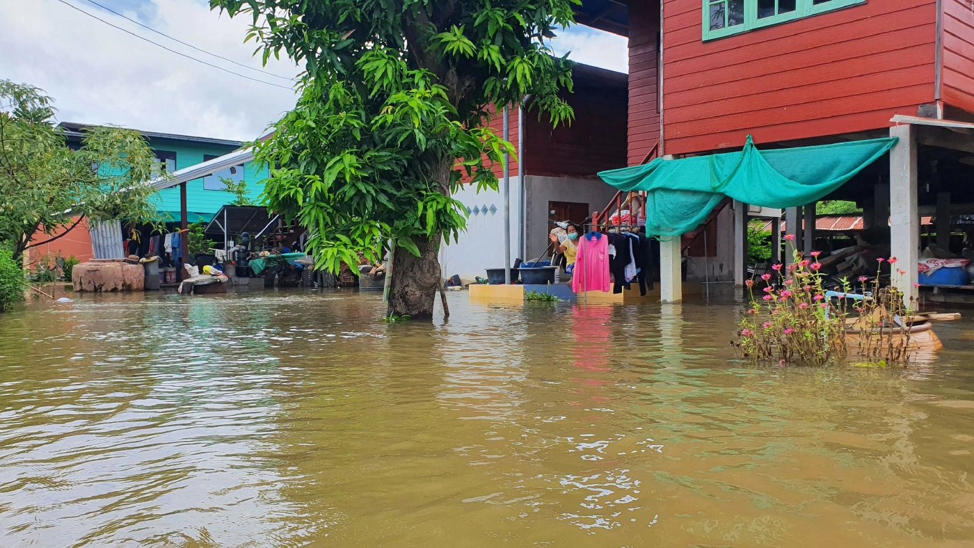 ไม่รอรัฐ!-ขับรถไถฝ่าน้ำขนเสบียงอาหารตระเวนแจกเพื่อนบ้าน