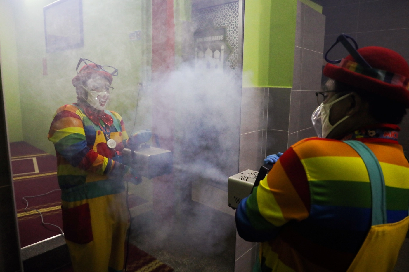 ตัวตลกมาเลเซีย ฆ่าเชื้อโรคแถมเสียงหัวเราะ