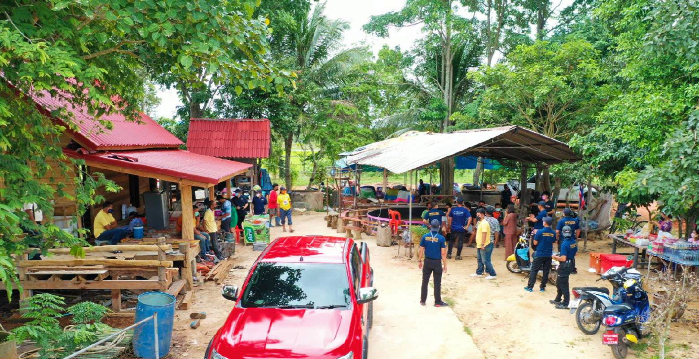 บุกบ่อนไก่ชนพบนักพนันนับร้อยไม่สนโควิด ถ่ายคลิปลงแอพติ๊กต๊อกเรียกยอดวิว