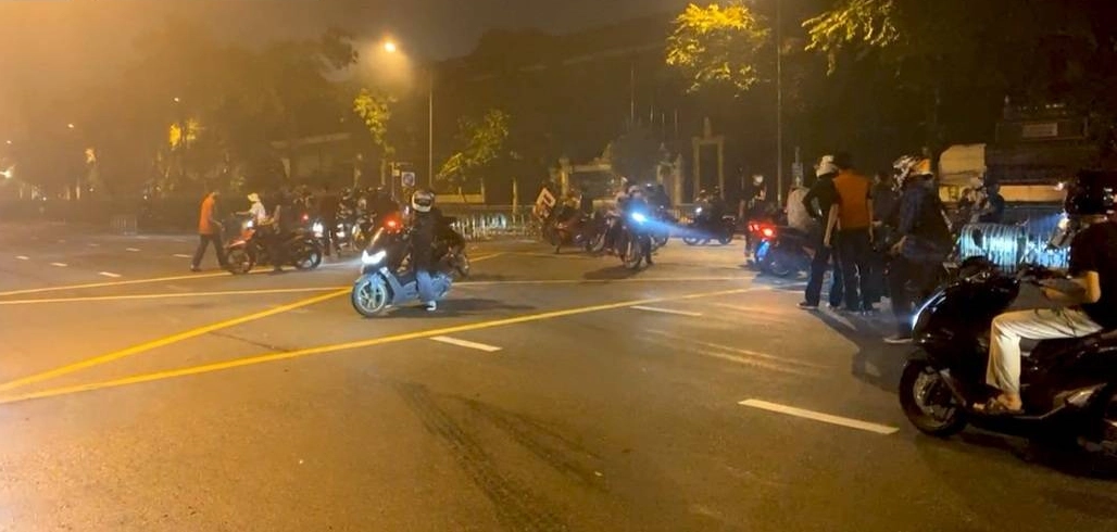 นึกว่าจะสงบ! ม็อบทะลุแก๊สปะทะ คฝ. เดือดที่แยกนางเลิ้ง ควันแก๊สน้ำตาคลุ้ง