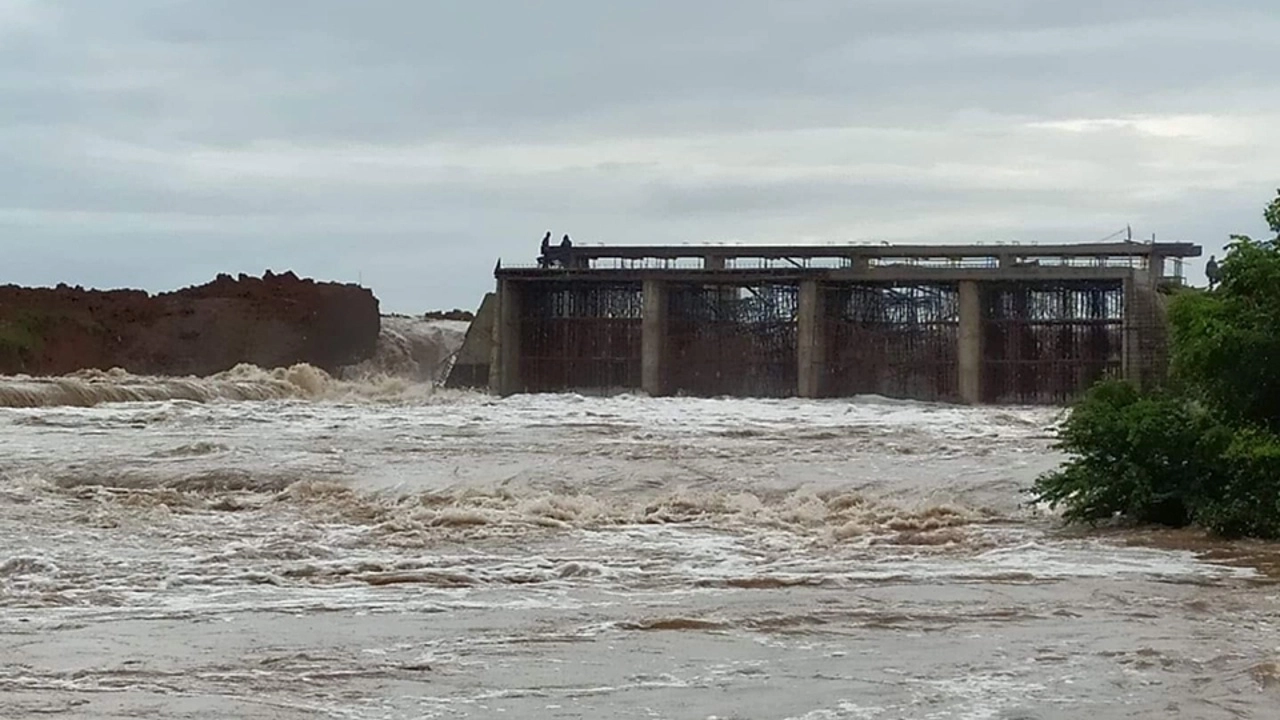 ผวจ.ยันอ่างลำเชียงไกรไม่ได้แตกเป็นแผนเพิ่มระบายน้ำ