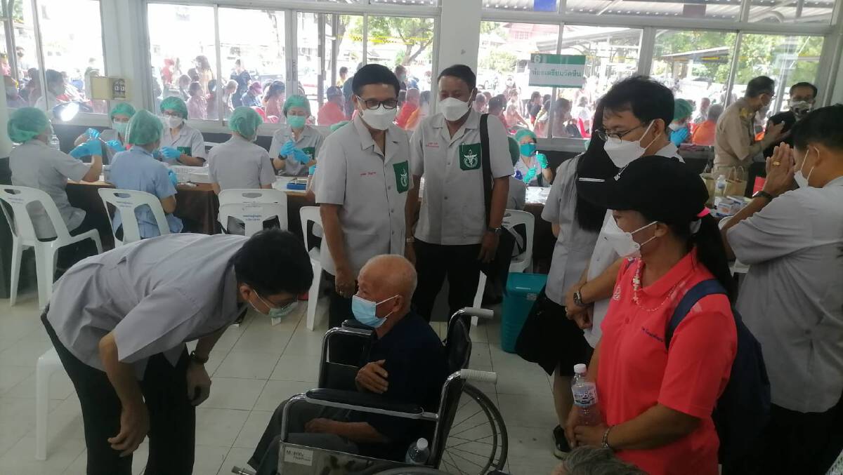พอ.สว.ลำปาง ฉีดวัคซีน "ซิโนฟาร์ม"พระราชทานแก่กลุ่มเปราะบาง