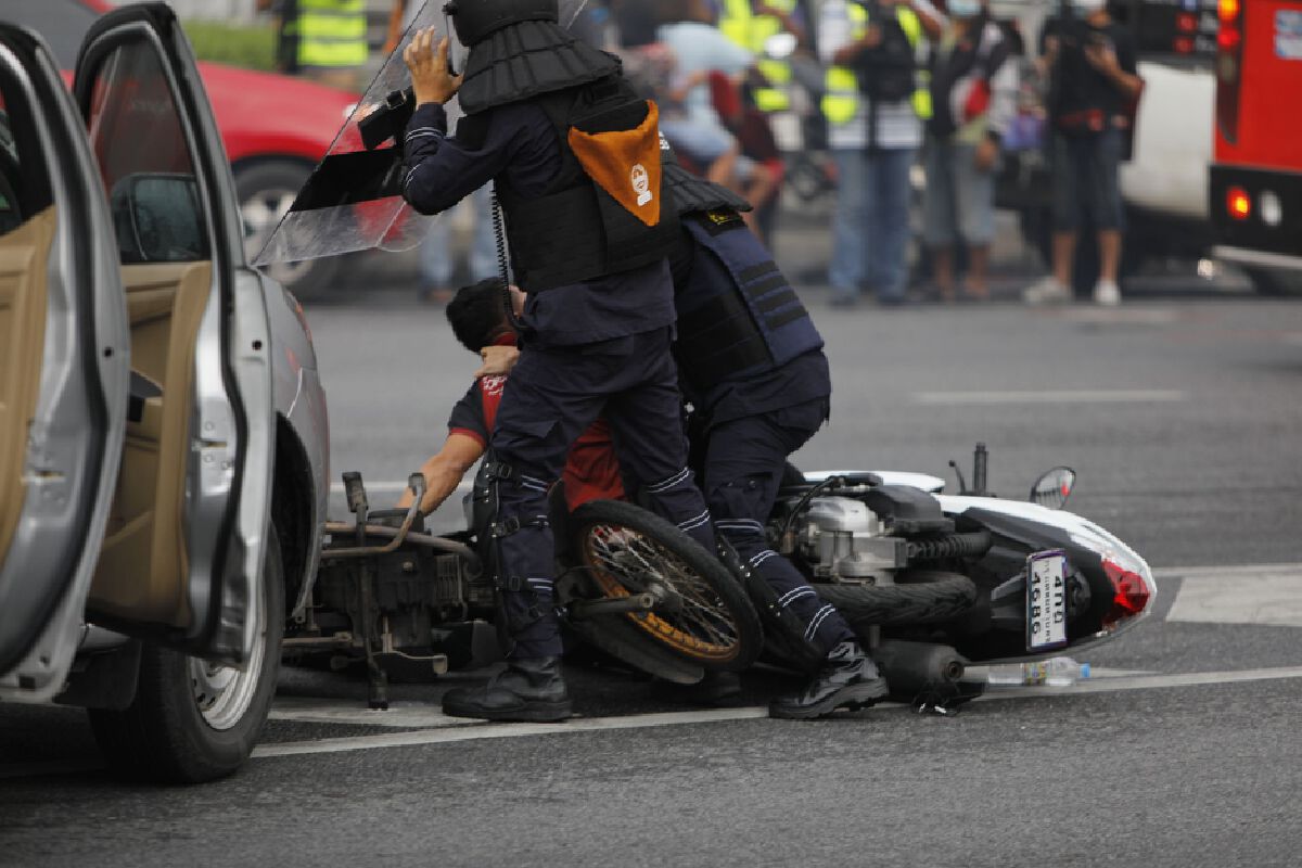 ไม่มีแผ่ว! เยาวรุ่นทะลุแก๊สนัดมวลชนแยกดินแดงไล่นายกฯ วันนี้