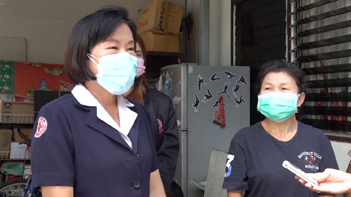 กำลังใจผู้ประสบภัย  กาชาดภูเก็ตรุดเยี่ยมครอบครัวติดโควิดทั้งบ้าน