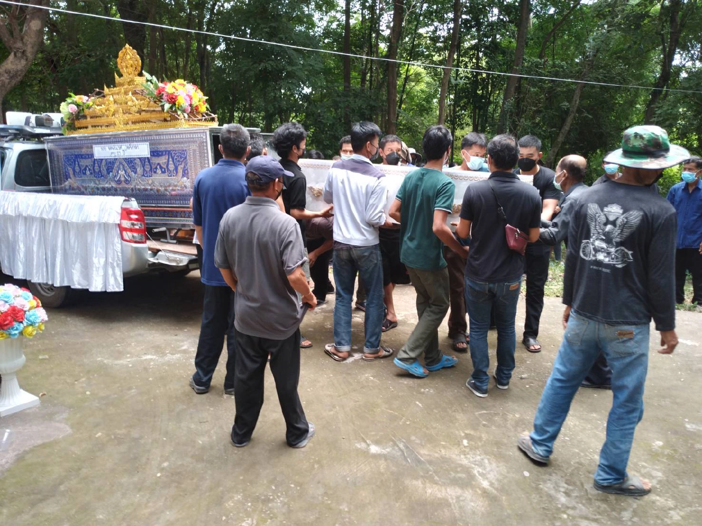 ญาติเศร้า เผาแยก 3 ศพ พ่อแม่ลูกเก๋งหรูชนดับ