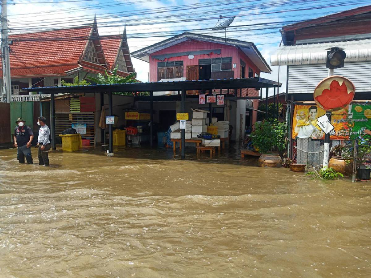 บางบ่อน้ำท่วมสูง ชาวบ้าน-พระสงฆ์ เดือดร้อนขนของหนีน้ำ