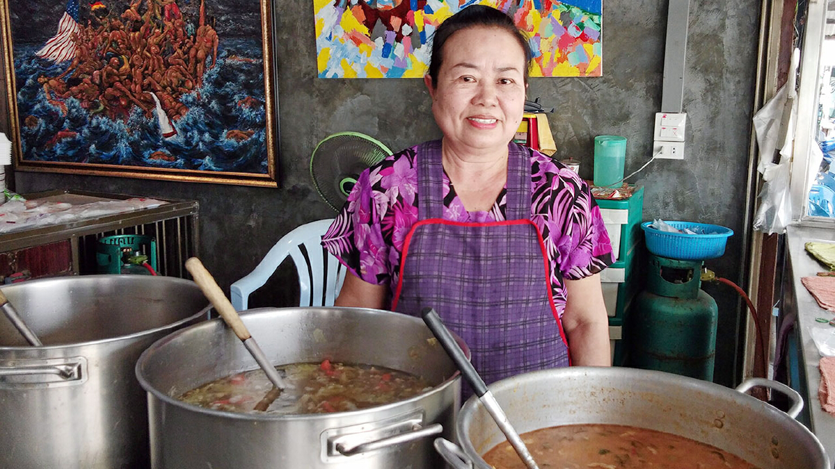 ข้าวแกง”โพธิ์ทอง” แจกฟรีกินฟรี ช่วยเหลือกันในช่วงโควิด