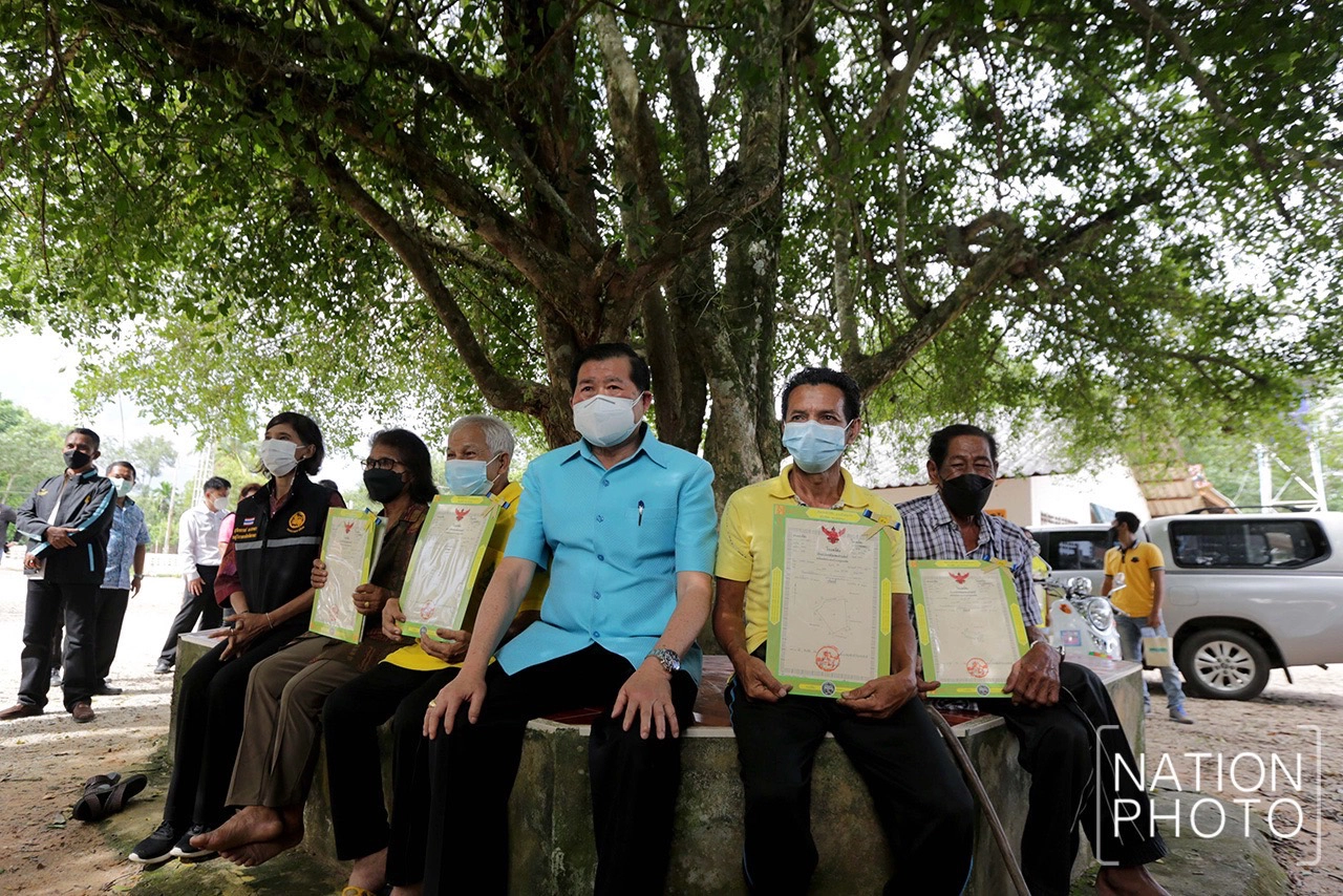 มท.2 มอบโฉนดสานฝันสำนักสงฆ์ตะเคียนทองเลื่อนขั้นขอเป็นวัด