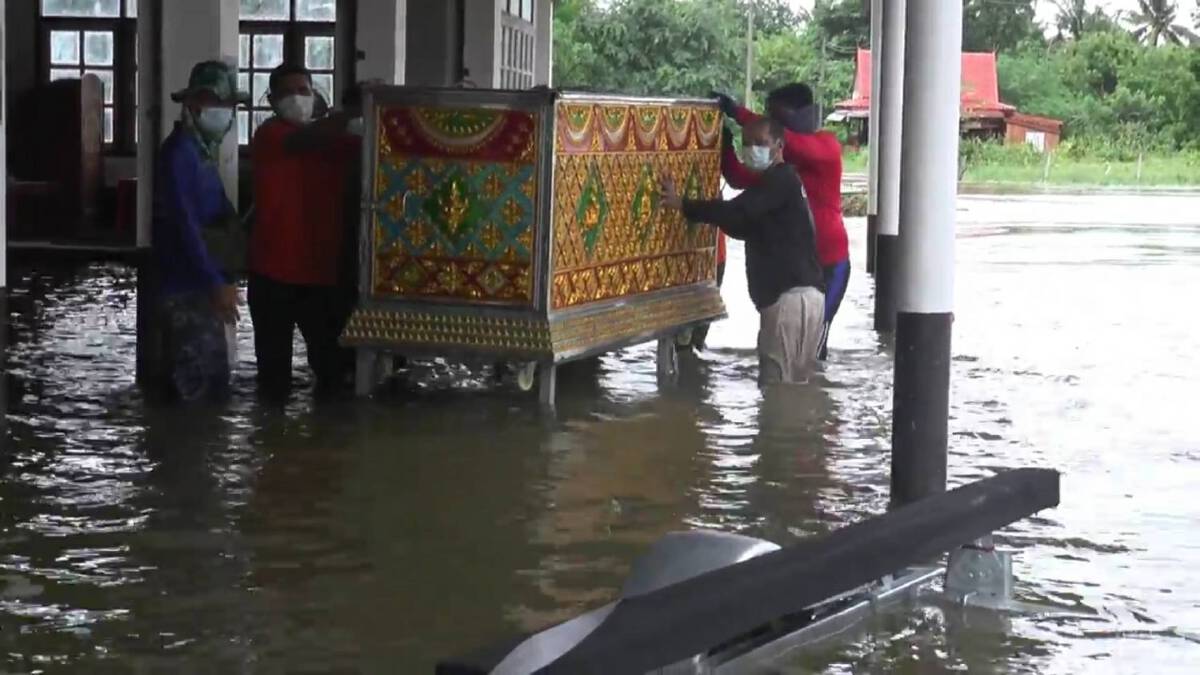 เร่งอพยพชาวบ้านติดเกาะหลังน้ำท่วมสูง กู้ภัยช่วยขนย้ายโลงเย็น