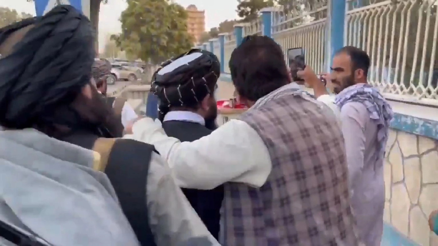 ชาวอัฟกันถ่ายเซลฟี่กับนายกรัฐมนตรี ซาบีฮัลลาห์ มูจาฮิด