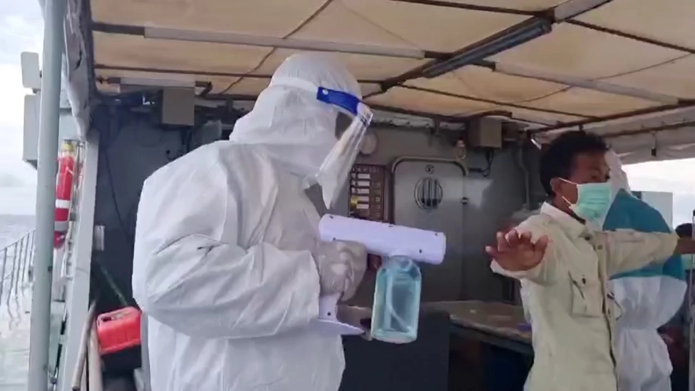 ช่วยเหลือ 12 ลูกเรือประมงไฟไหม้กลางทะเลปัตตานี