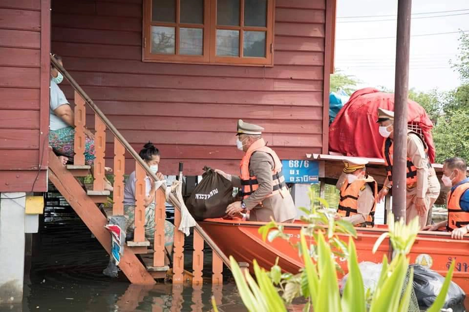เชิญถุงพระราชทาน-มอบผู้ประสบภัยน้ำท่วมสุโขทัย