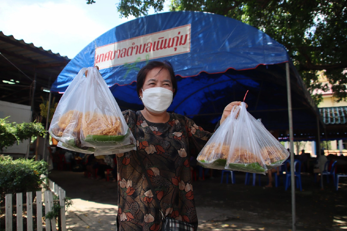 ต่อคิวซื้อ"ข้าวเม่าทอด"งานประเพณีบุญเดือนสิบ ปิดทองหลวงพ่อปั้น