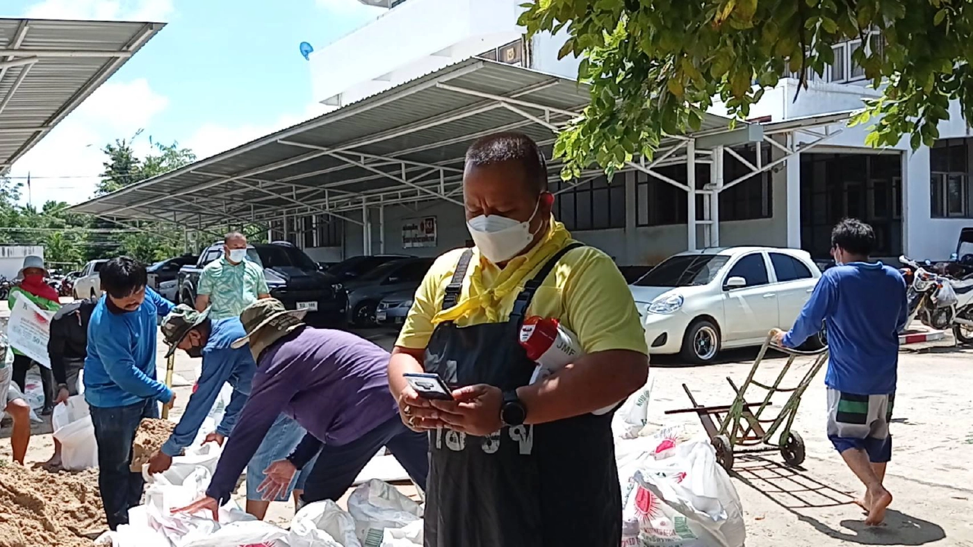 เร่งนำกระสอบทรายกั้นปราสาทหินพิมายอพยพ 80  ครอบครัวหนีน้ำ