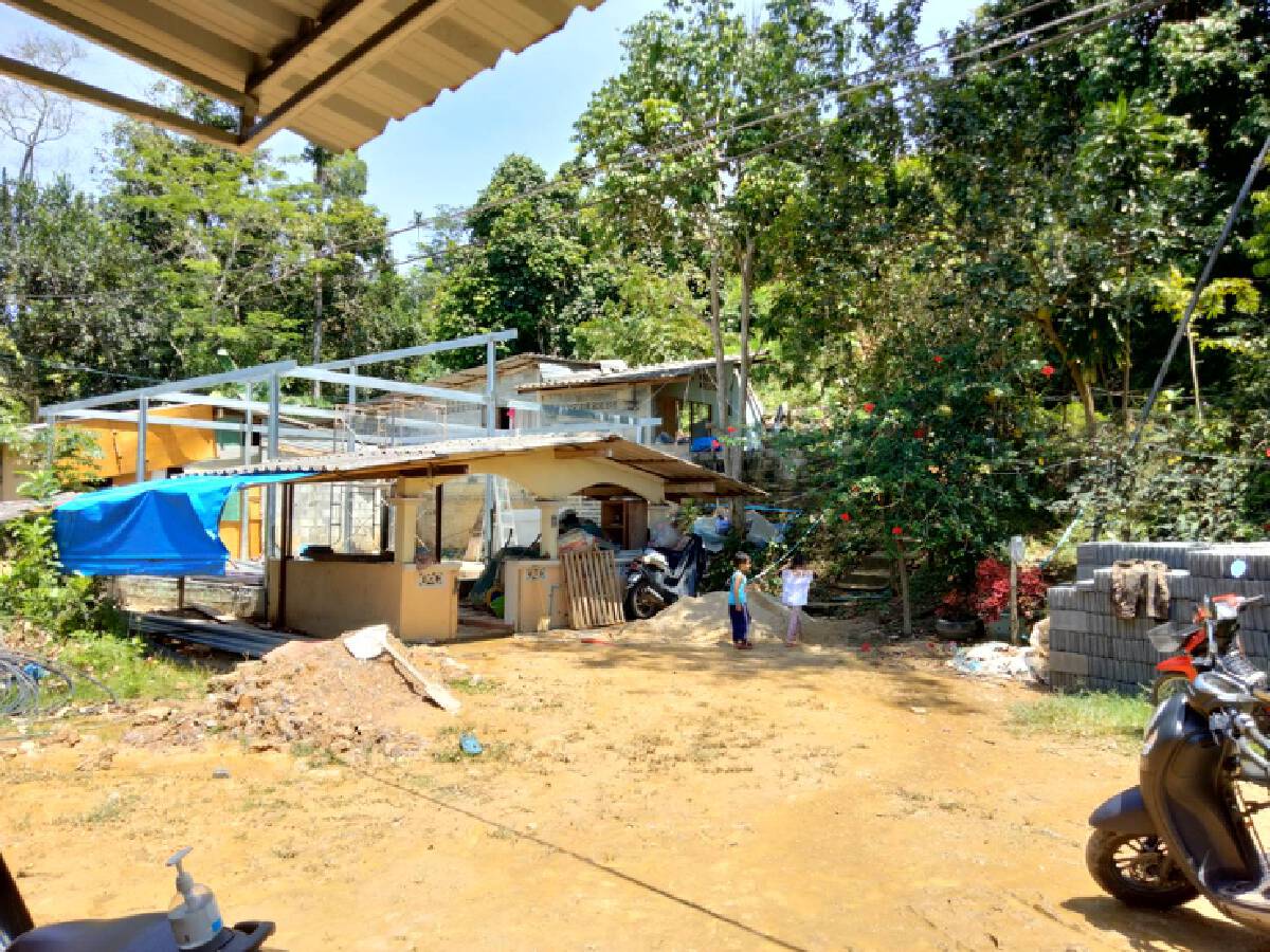 หวุดหวิดดินสไลด์ทับบ้านเรือนประชาชนในเบตงหลังฝนตกหนัก