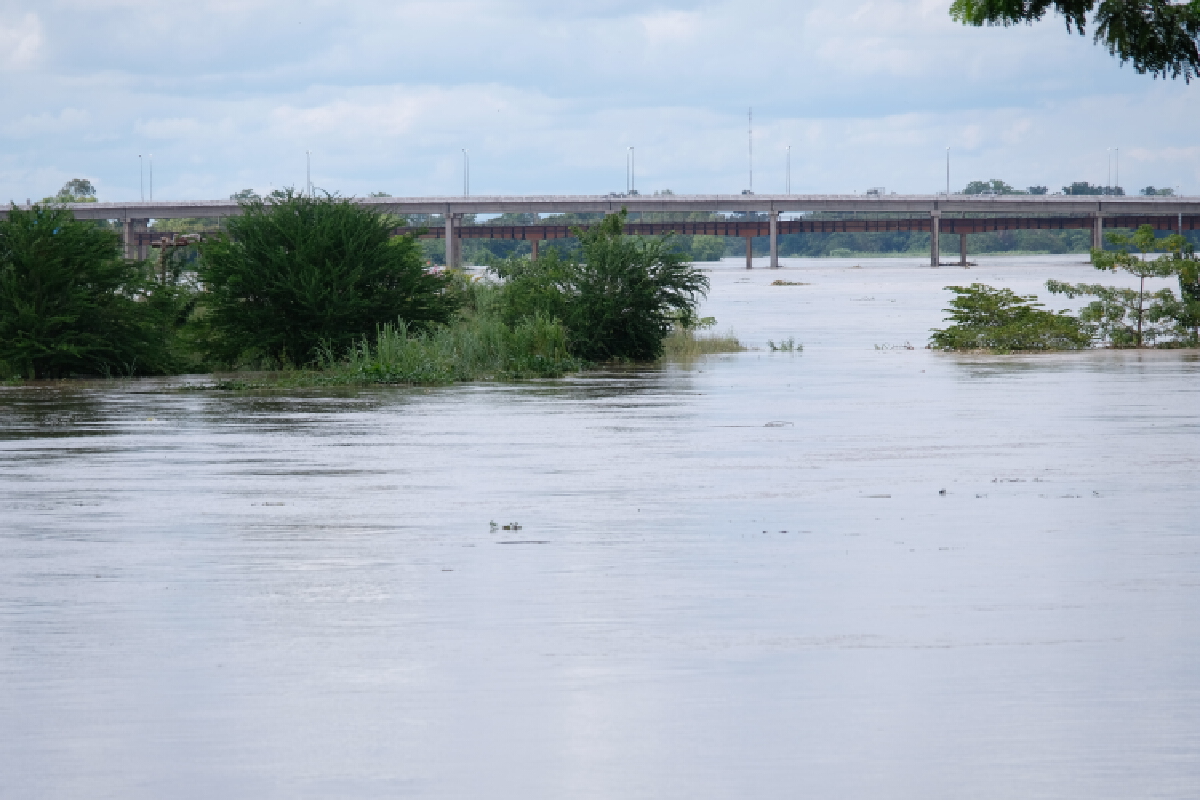 ผู้ว่าฯกำแพงเพชรล่องเรือแจกถุงยังชีพ-น้ำดื่ม