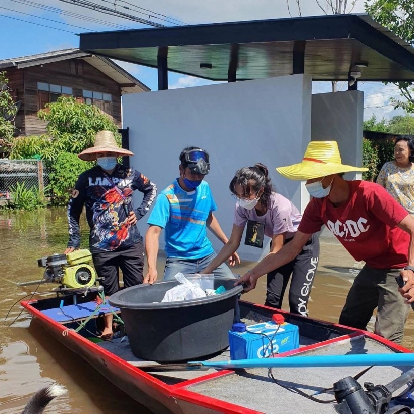 “เมย์ บัณฑิตา”เผยภาพลุยน้ำท่วม จ. ชัยภูมิ ห่วงพ่อและยายที่ป่วยติดเตียง