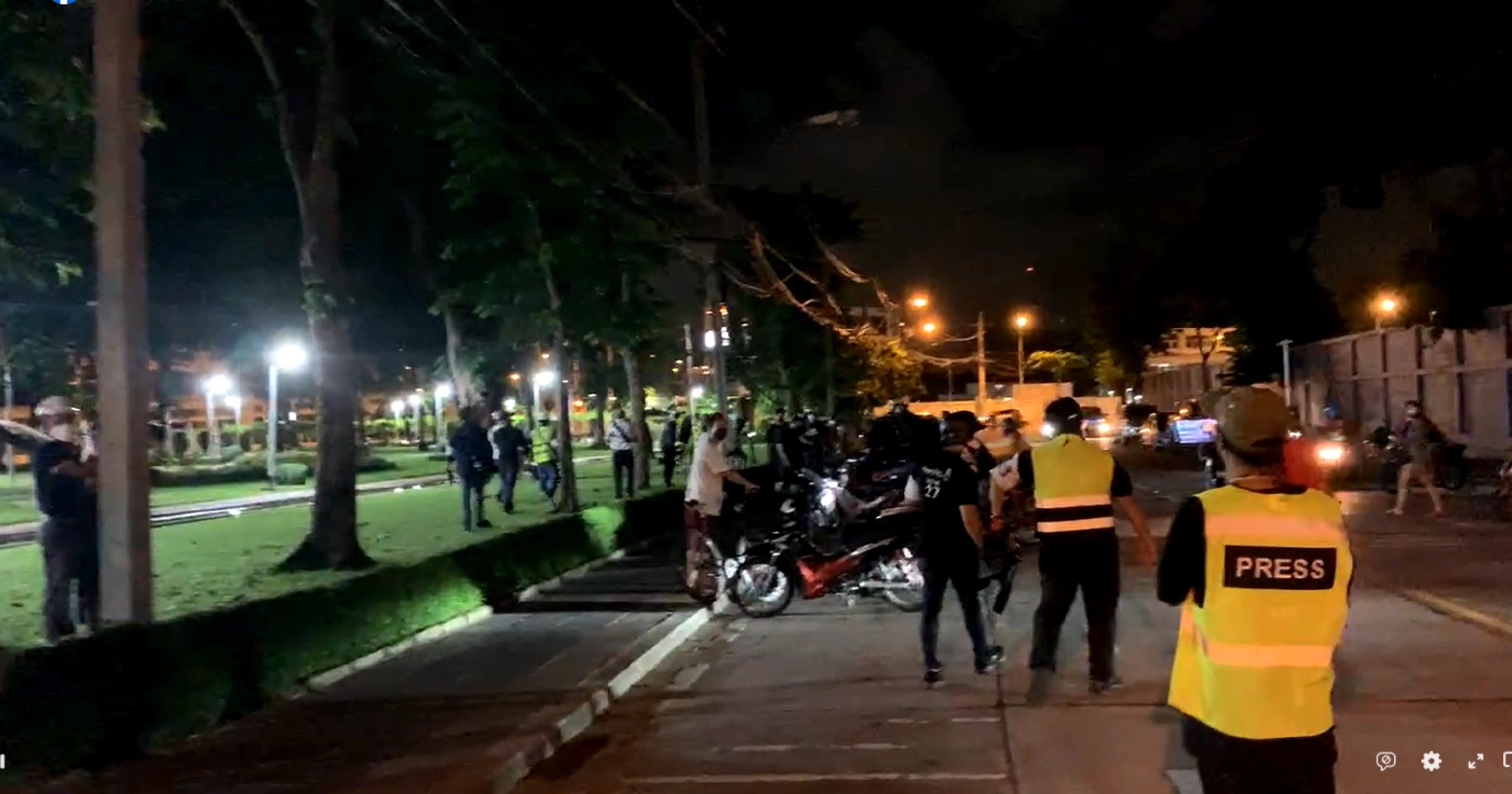 ม็อบทะลุแก๊สหวิดปะทะชาวแฟลตดินแดงที่เตรียมแถลงไม่เห็นด้วยแนวทางชุมนุม