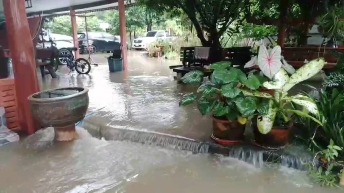 น้ำป่าทะลักท่วม"เด่นชัย"-ชาวบ้านขนของหนีน้ำกลางดึก