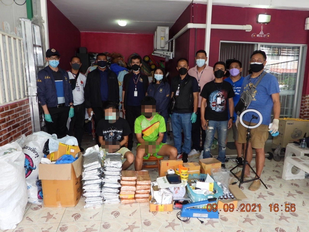 รวบ 2 ผตห. ยึดกัญชาอัดแท่ง 62 โล บริการส่งแฟนเพจ