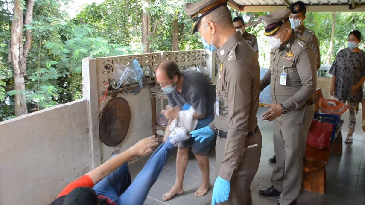 หนุ่มใหญ่ถือปืนบุกเดี่ยวชิงทรัพย์ฝรั่ง โดนแย่งปืนรัวเตะต่อยจนเสียชีวิต