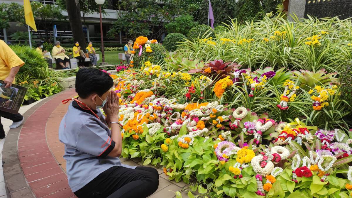 ปชช.แห่ร่วมงานรำลึกพระมหากรุณาธิคุณ "ในหลวง ร.9" ที่ศิริราช