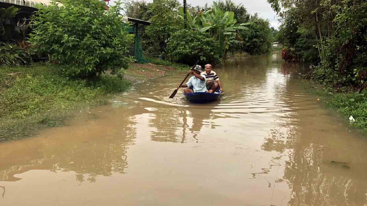 น้ำล้นคลองพระปรงท่วมบ้านทับใหม่ บ้านเรือนถูกตัดขาด  49 หลัง จมน้ำ 8 หลัง