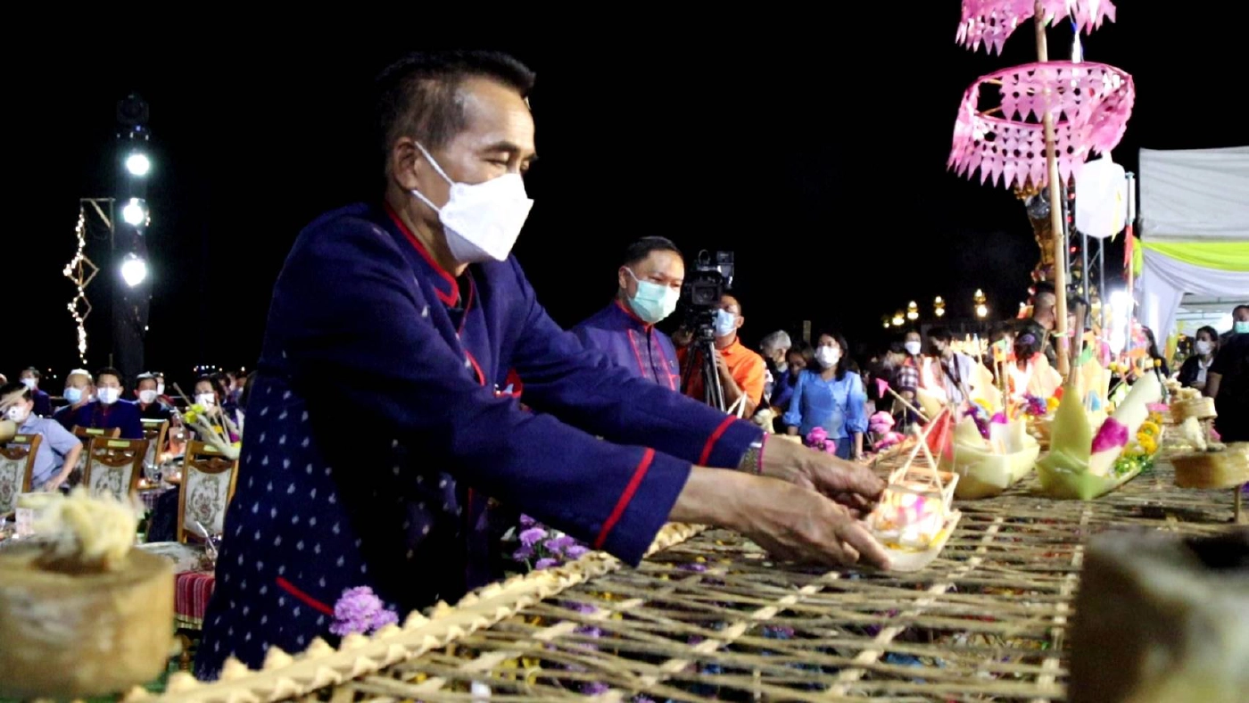 ไหลเรือไฟคืนแรกกลางสายน้ำโขงสุดอลังการ