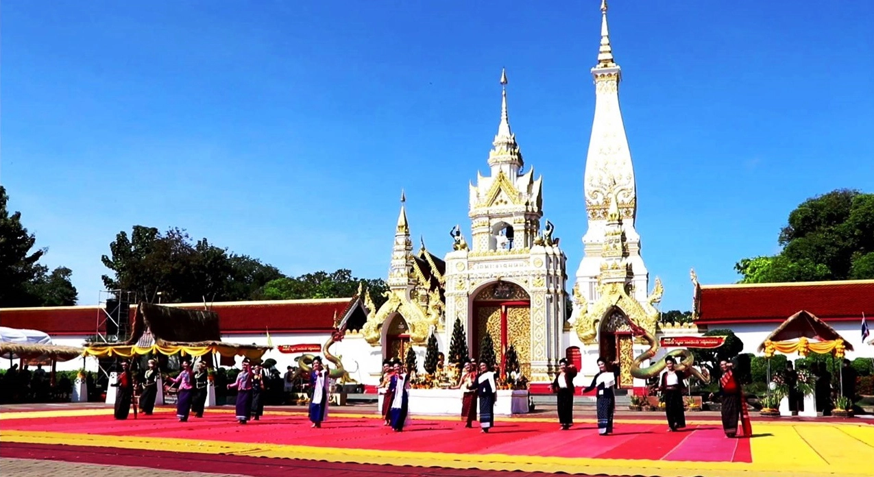 รำบูชาพระธาตุพนมในงานเทศกาลออกพรรษาไหลเรือไฟ