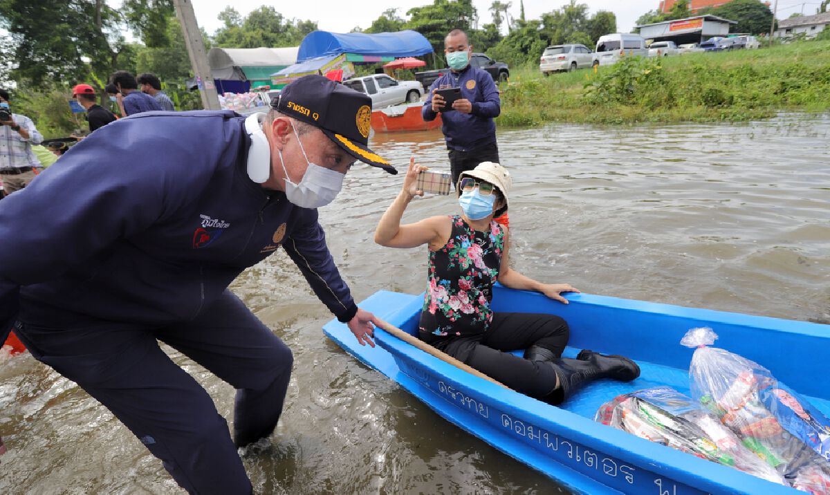 รมว.คมนาคม ลงพื้นที่มอบถุงยังชีพผู้ประสบอุทกภัย 3,300 ครัวเรือน