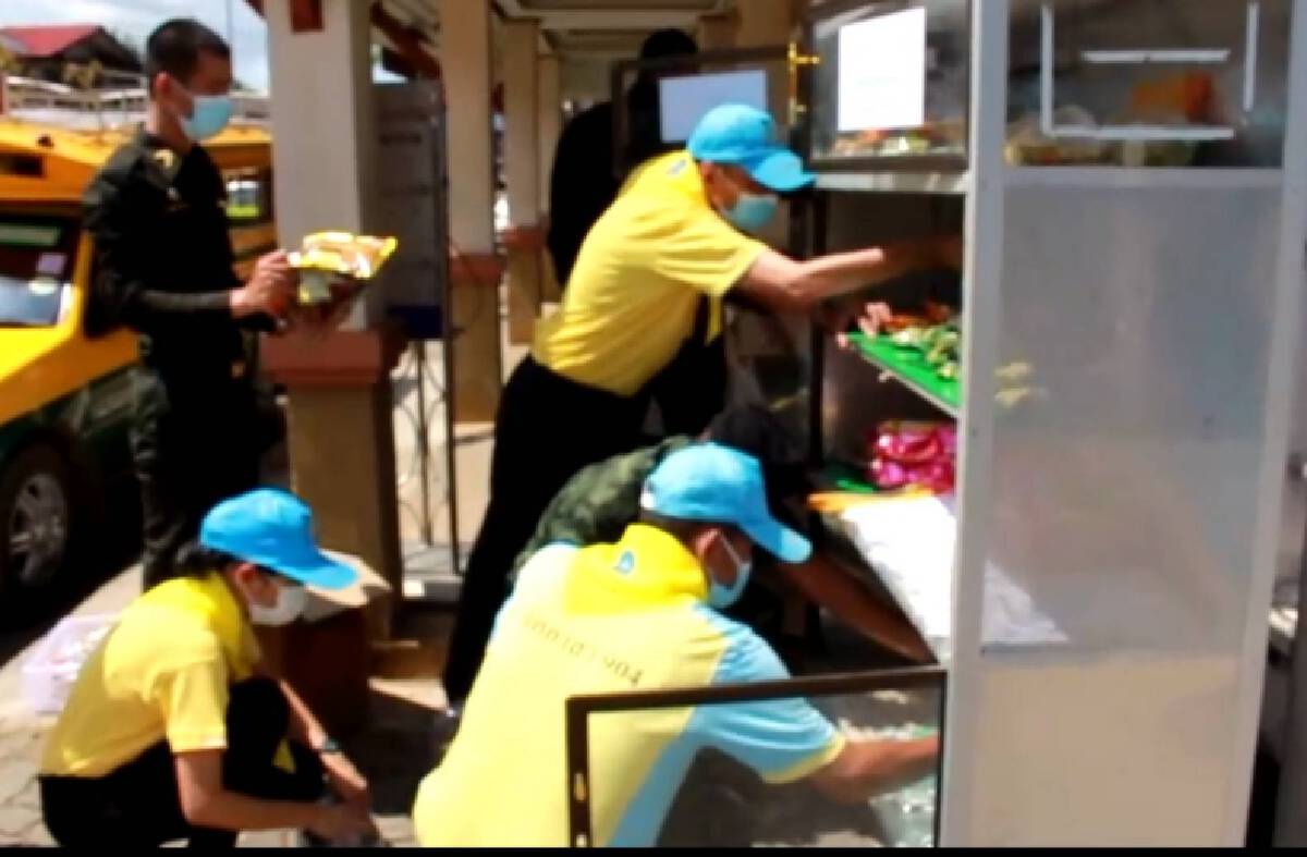 มทบ.32ลำปาง นำสิ่งของใส่“ตู้ปันสุข”เยียวยาโควิด