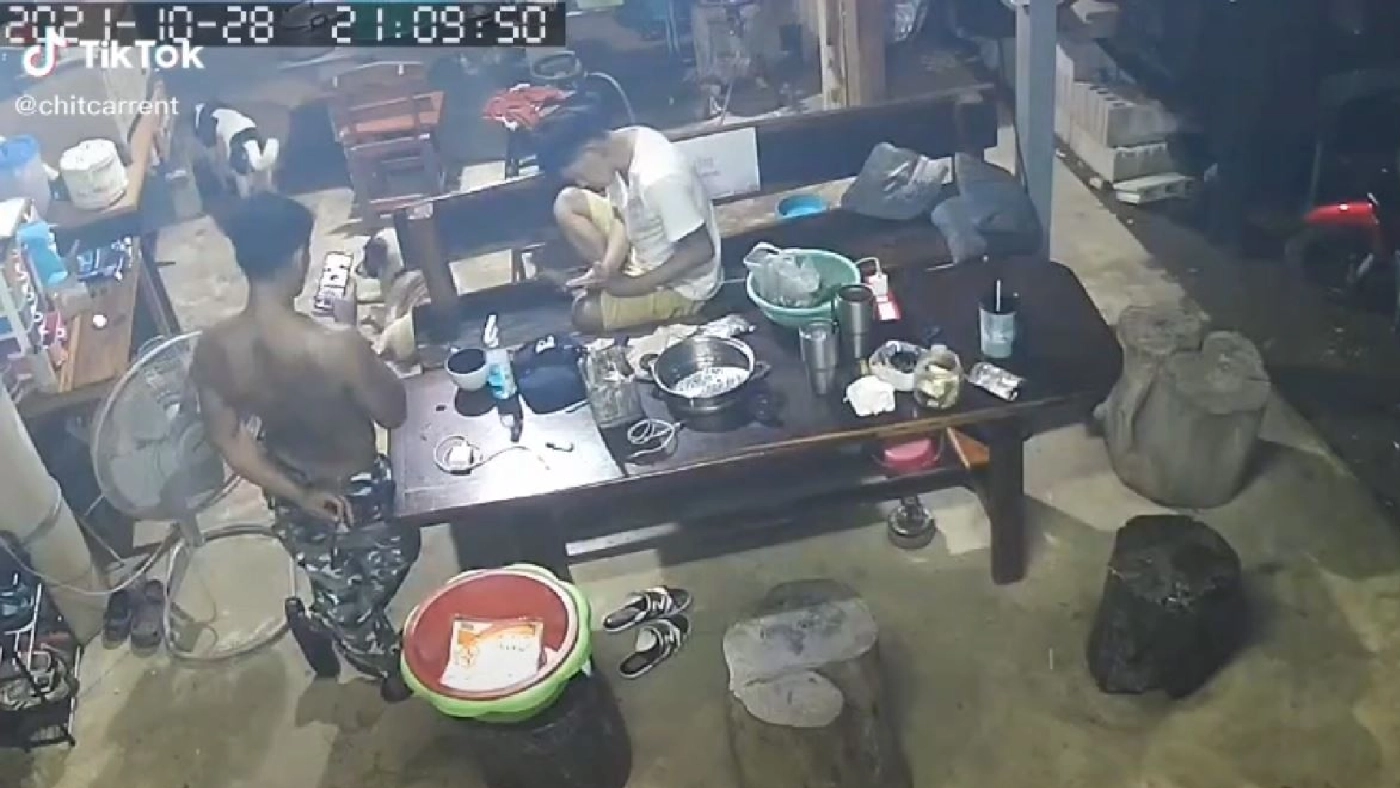 เตือนภัย! คลิปวินาทีเฉียดตาย ฟ้าผ่ากลางบ้านขณะเล่นโทรศัพท์มือถือ