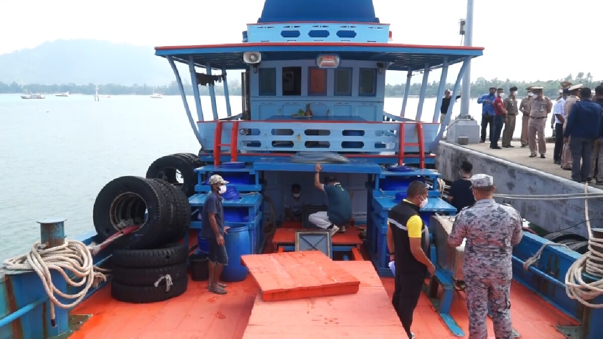 จับเรือประมงดัดแปลงลักลอบขนน้ำมันเถื่อน 35,000 ลิตร