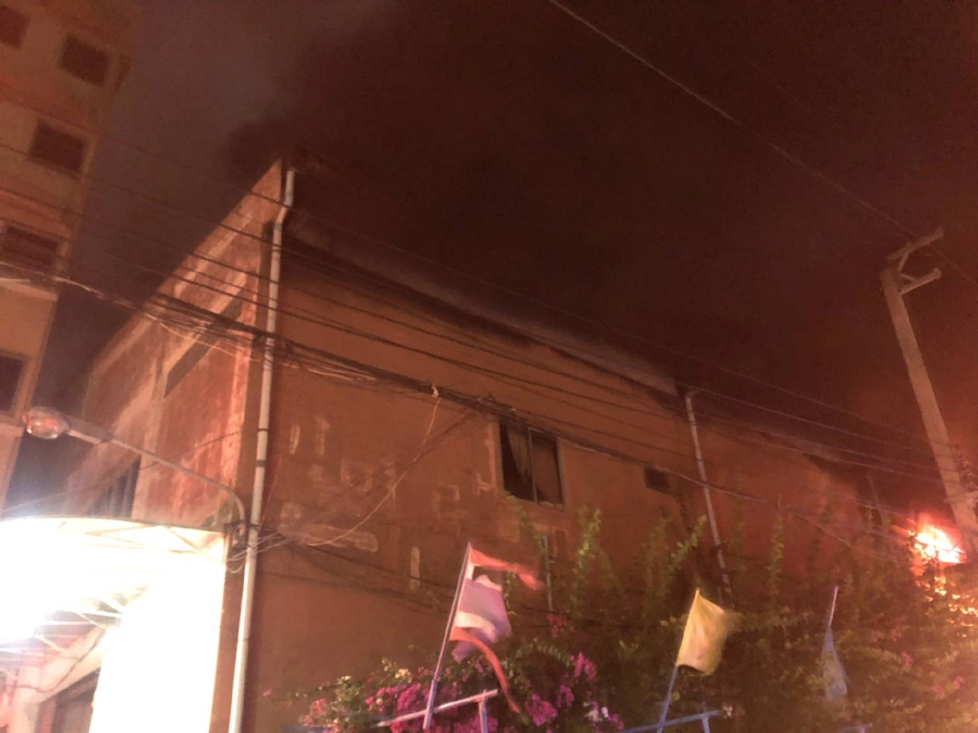 ด่วน!! เพลิงไหม้โรงงานรองเท้า ซอยกิ่งแก้ว 9/1 เจ้าหน้าที่อยู่ระหว่างเร่งควบคุมเพลิง