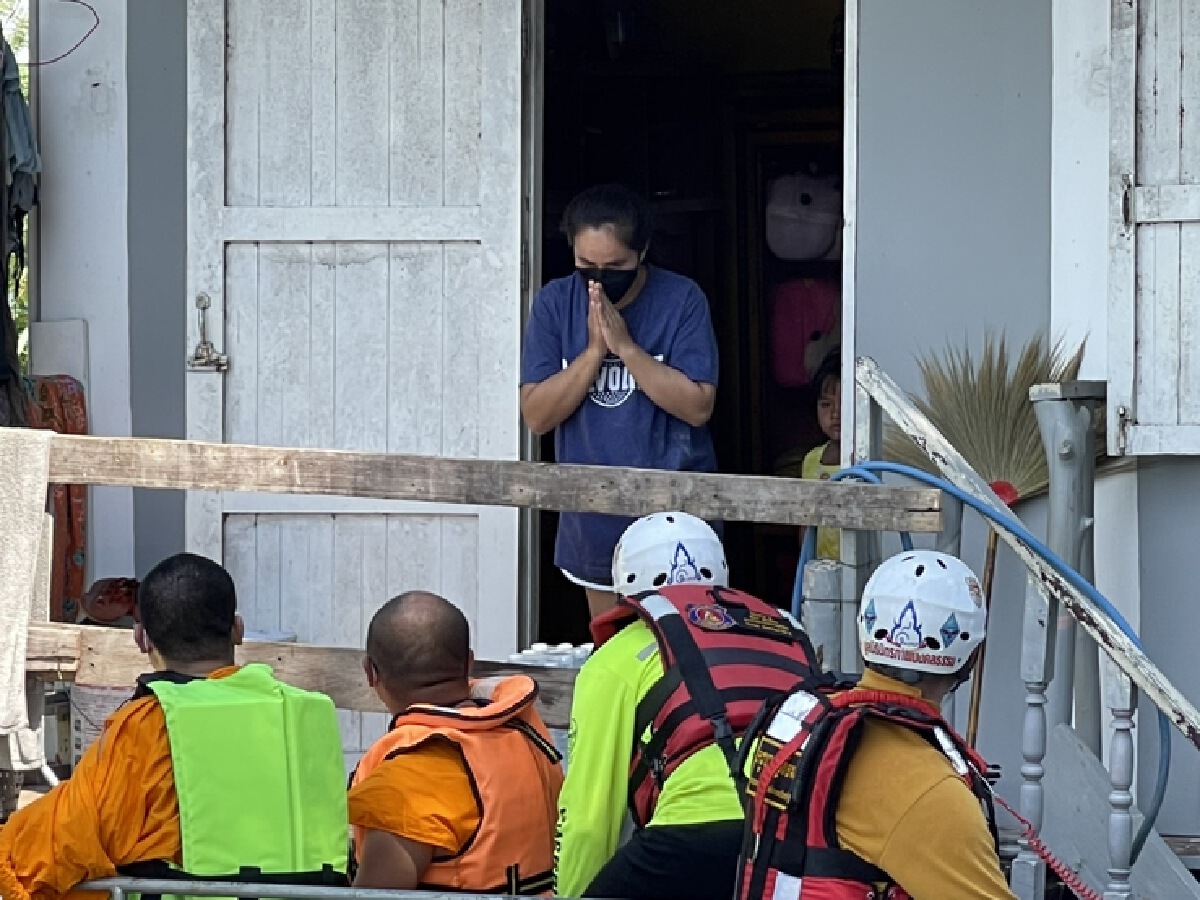 พระลุยน้ำท่วมมอบถุงปันสุขช่วยชาวบ้านบางระกำ